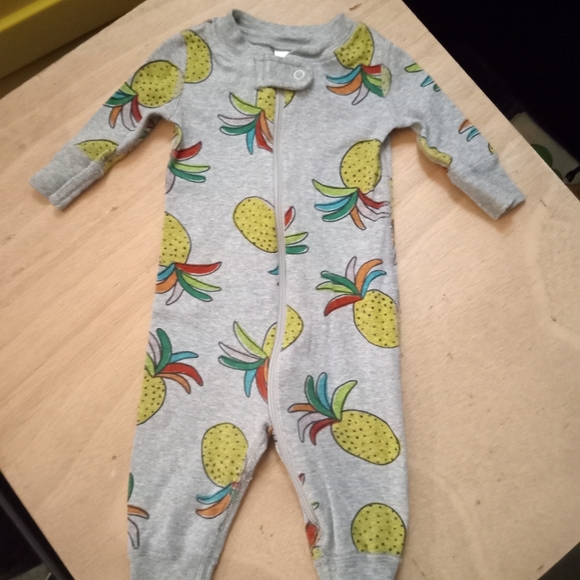 NWOT 0-3m Hanna Andersson Gray Onesie Feat. Pineapples 100%Organic Cotton - Picture 1 of 4